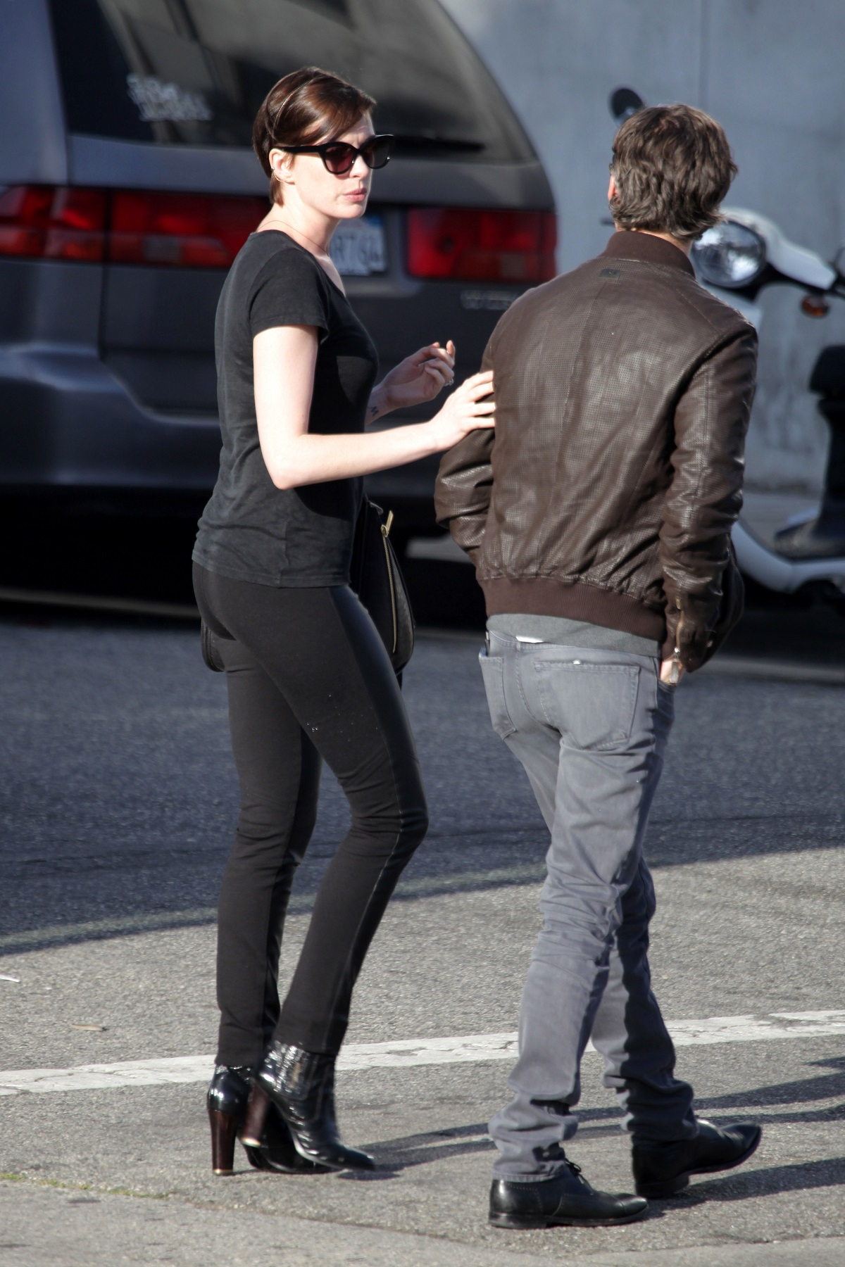 Anne-Hathaway-Booty-1