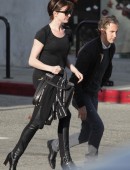 Anne-Hathaway-Booty-2