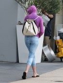 Anne Hathaway showing off butt in sky-colored yoga pants