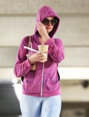 EXCLUSIVE Anne Hathaway leaving Soul Cycle with two healthy smoothies