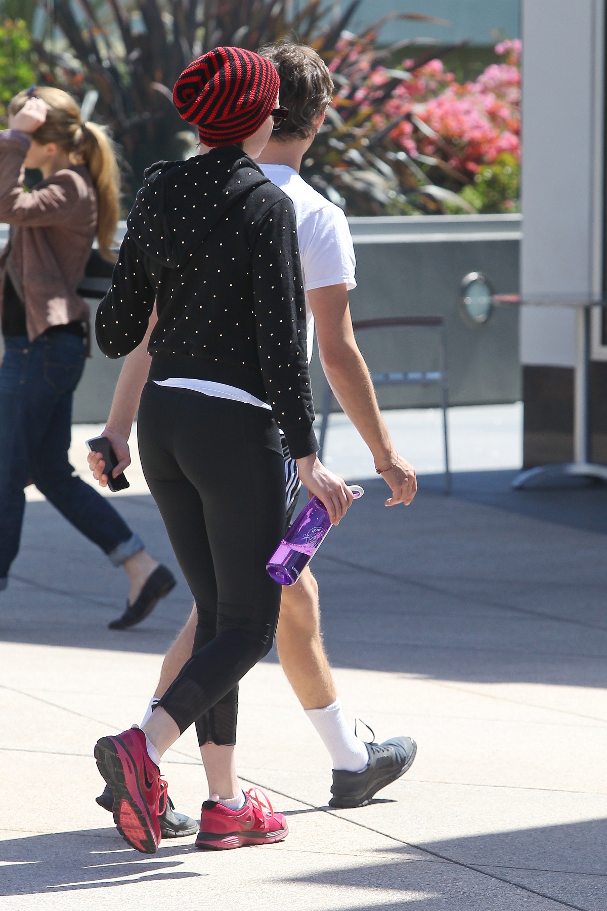 Anne-Hathaway-Booty-in-Tights-43