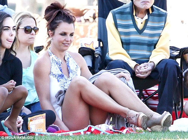 Britney-Spears-Upskirt-2