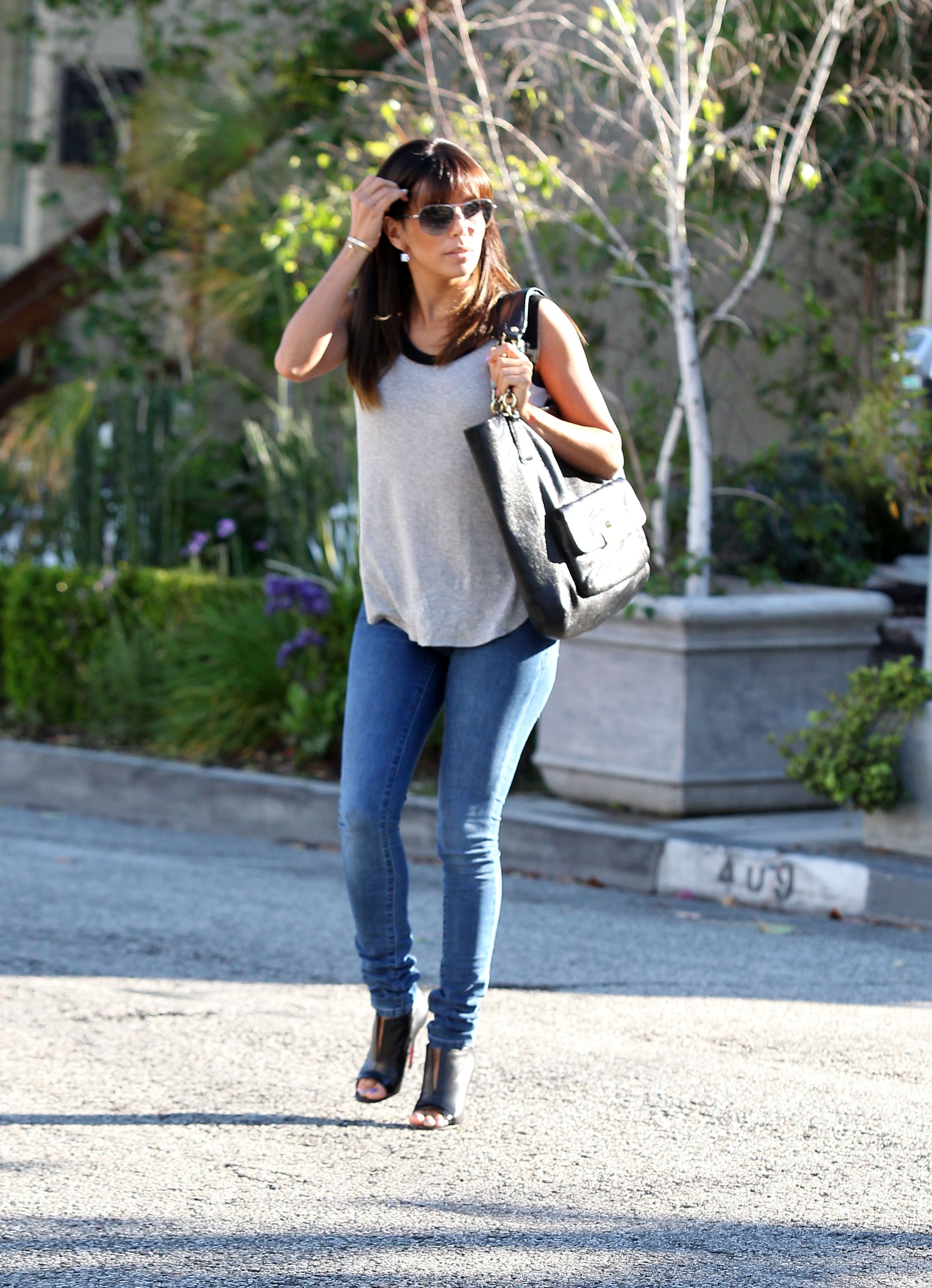 Eva-Longoria-Booty-in -Jeans-9