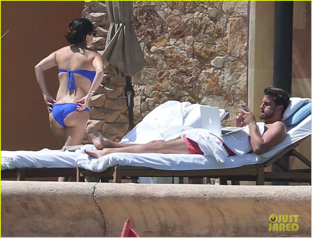 Kourtney Kardashian Showing Off Her Sexy Bikini Body