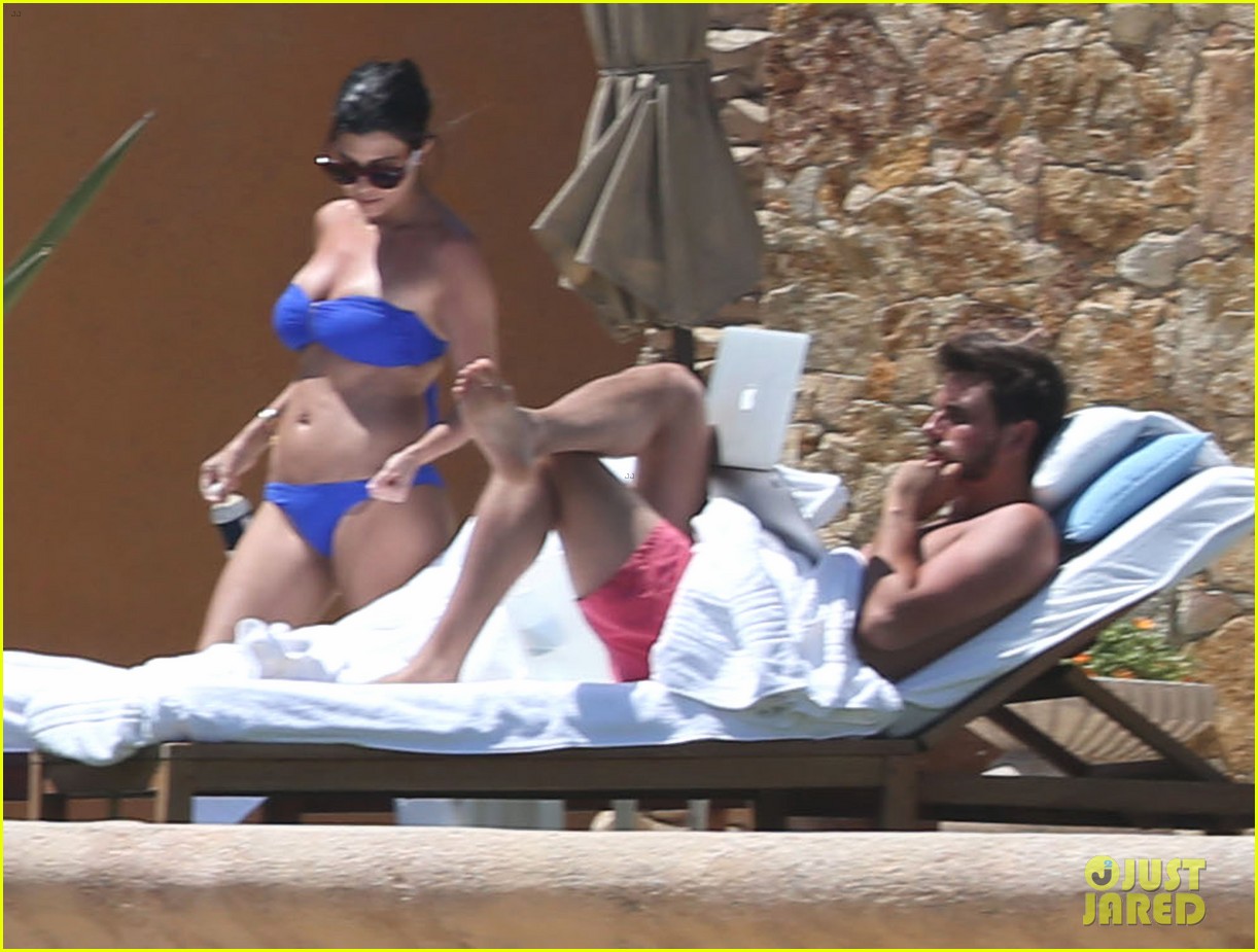 Kourtney Kardashian Showing Off Her Sexy Bikini Body