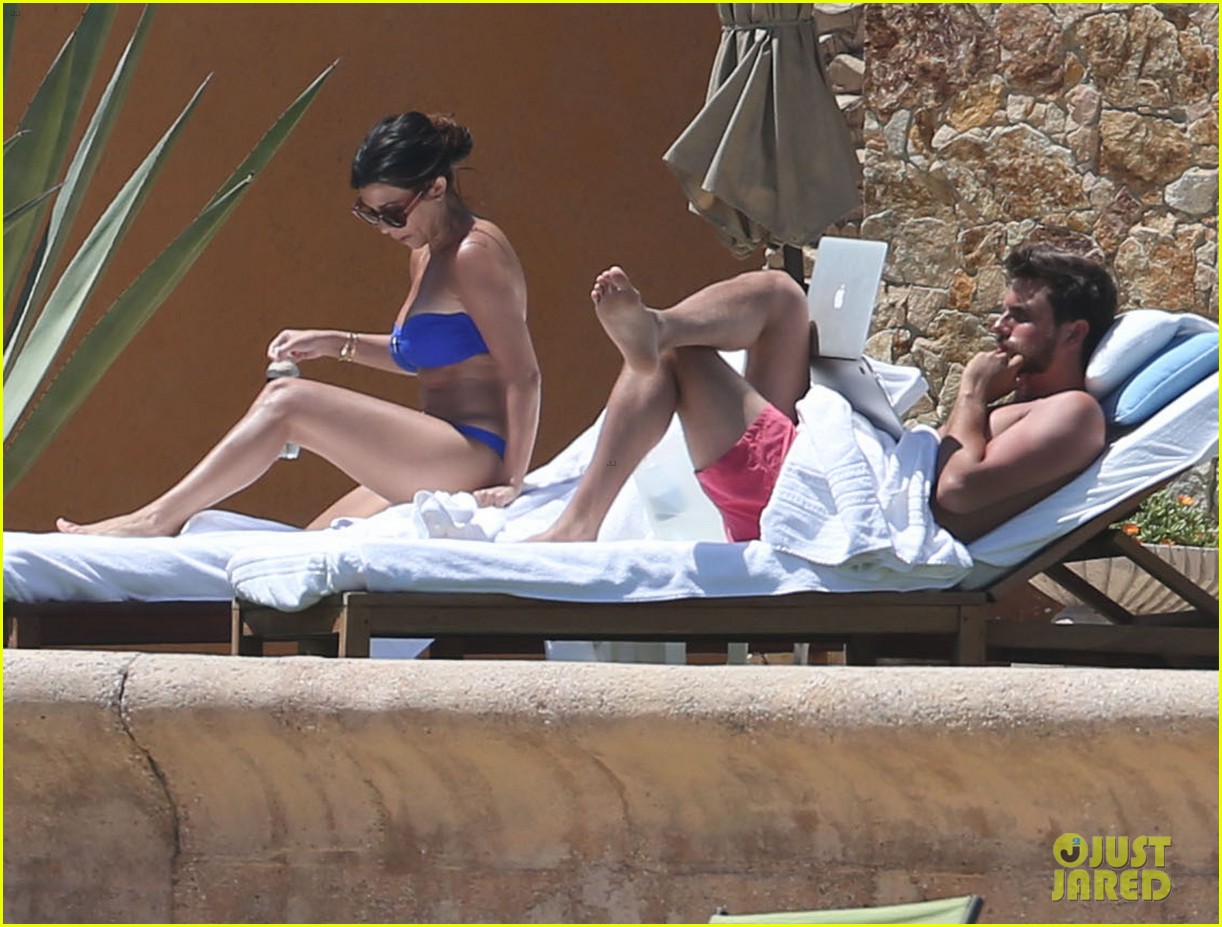 Kourtney Kardashian Showing Off Her Sexy Bikini Body