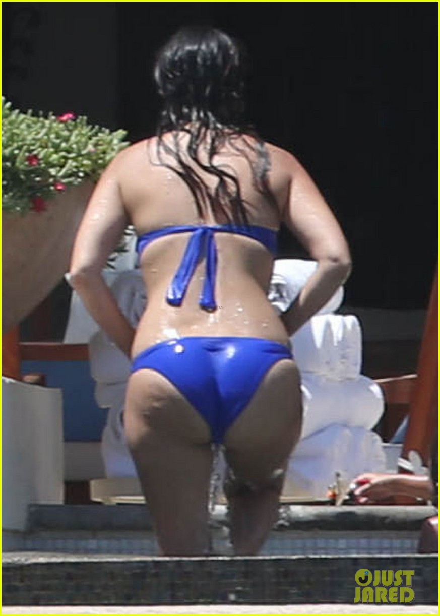 Kourtney Kardashian Showing Off Her Sexy Bikini Body
