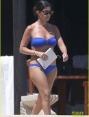 Kourtney Kardashian Showing Off Her Sexy Bikini Body