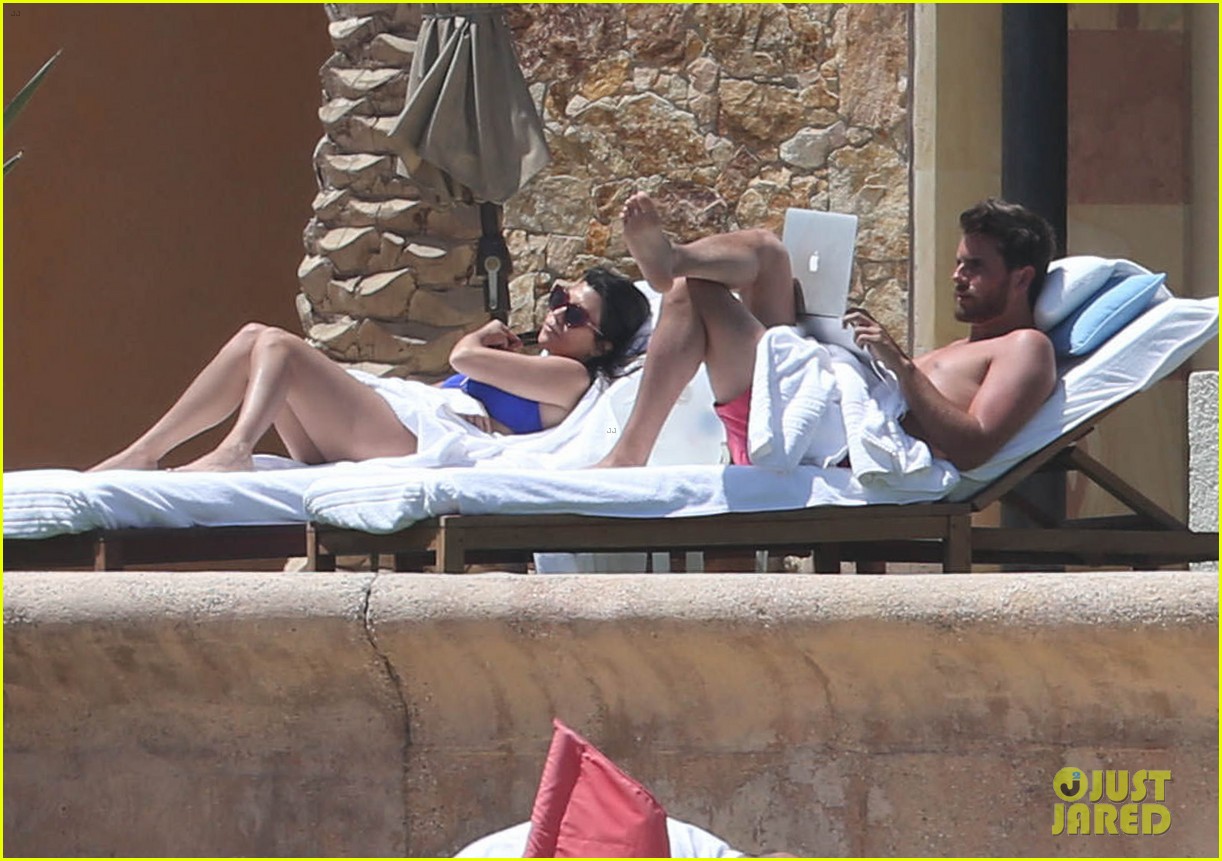 Kourtney Kardashian Showing Off Her Sexy Bikini Body