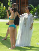 EXCLUSIVO PREMIUM: Kris Jenner recebe beijinho de elefante