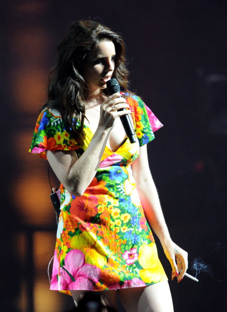 Lana-Del-Rey-Performing-Coachella-8