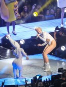 Miley-Cyrus-Verizon-Center-Washington-11