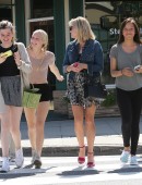 Reese Witherspoon poses for a selfie with some young fans