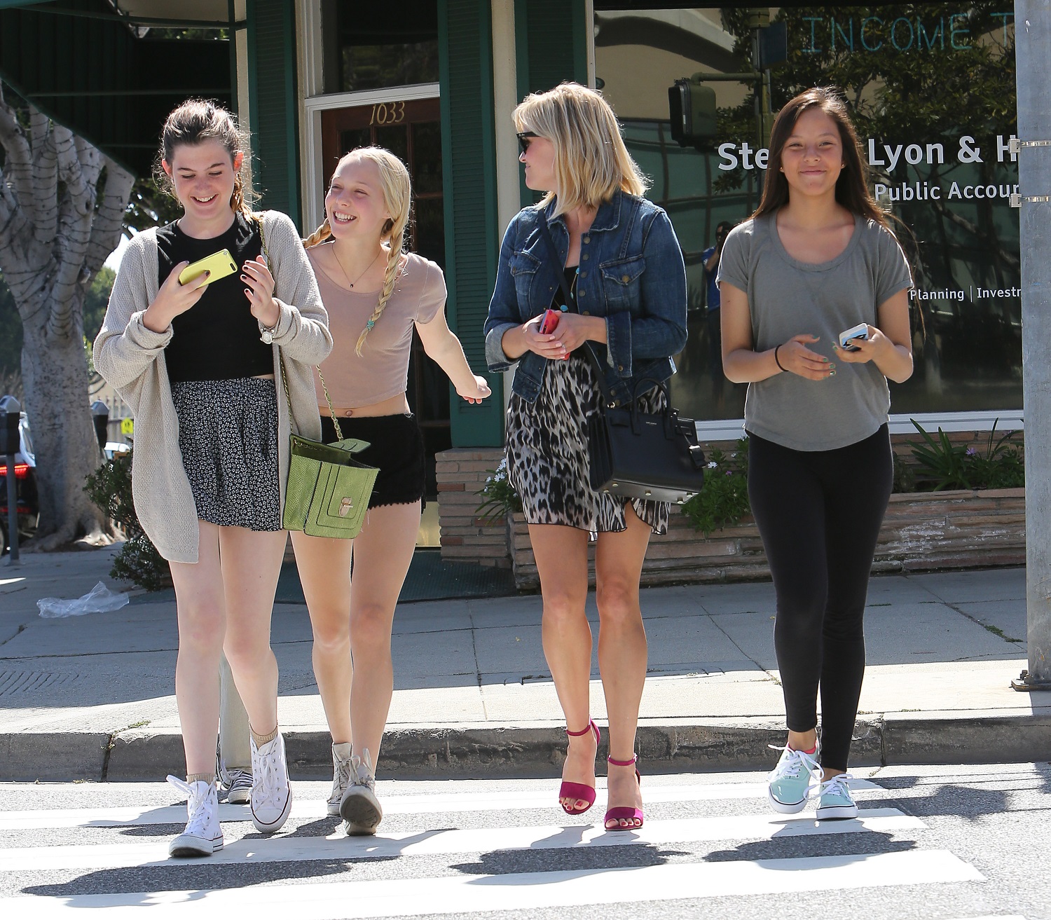 Reese Witherspoon poses for a selfie with some young fans