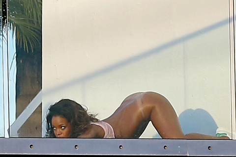Exclusive - Rihanna Does a Skin Photo Shoot Half Naked in the Hollywood Hills