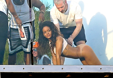 Exclusive - Rihanna Does a Skin Photo Shoot Half Naked in the Hollywood Hills