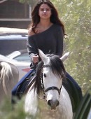 Selena-Gomez-Horseback-Riding-LA-6