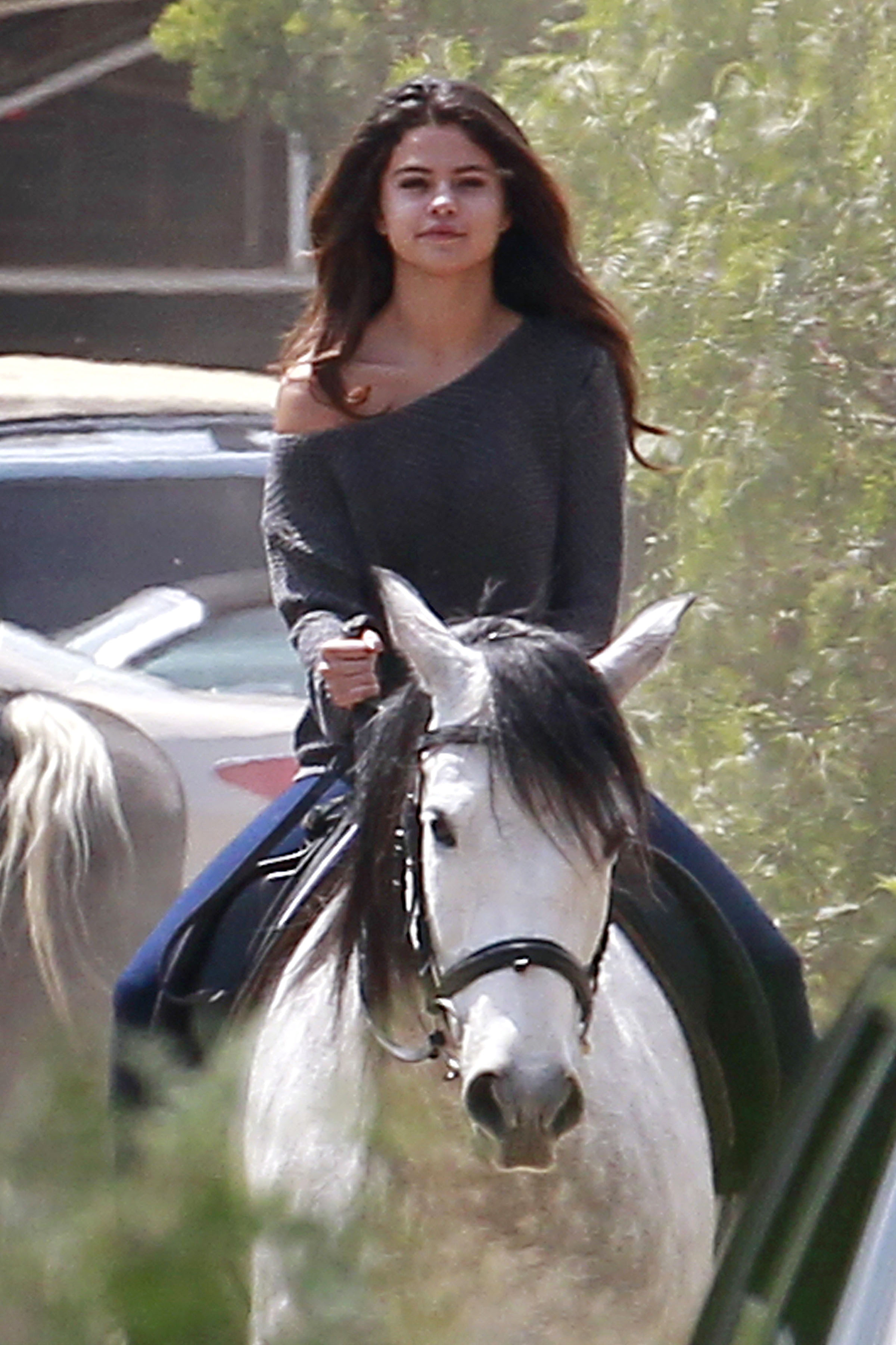 Selena-Gomez-Horseback-Riding-LA-6