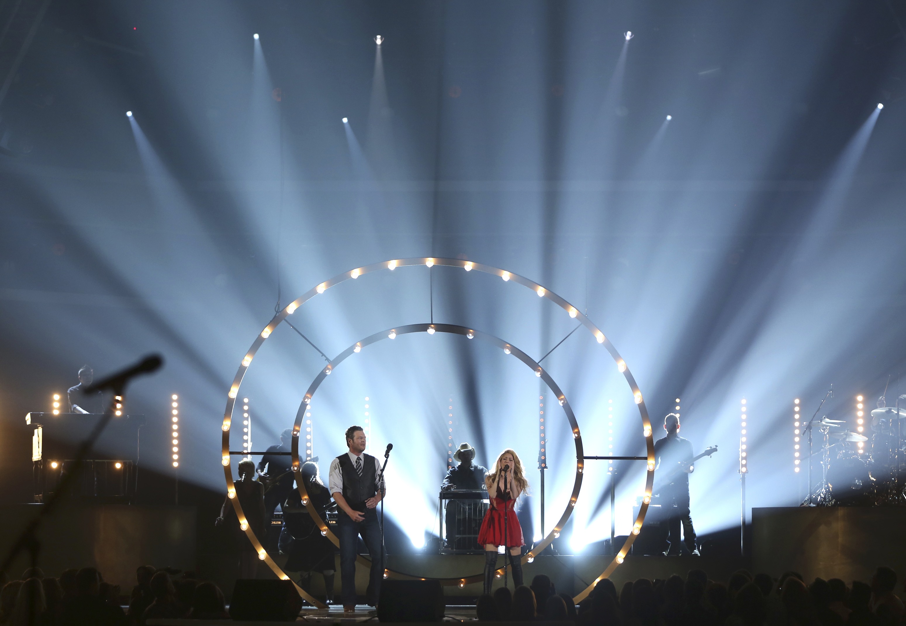 Shelton and Shakira perform "Medicine" at the 49th Annual Academy of Country Music Awards in Las Vegas