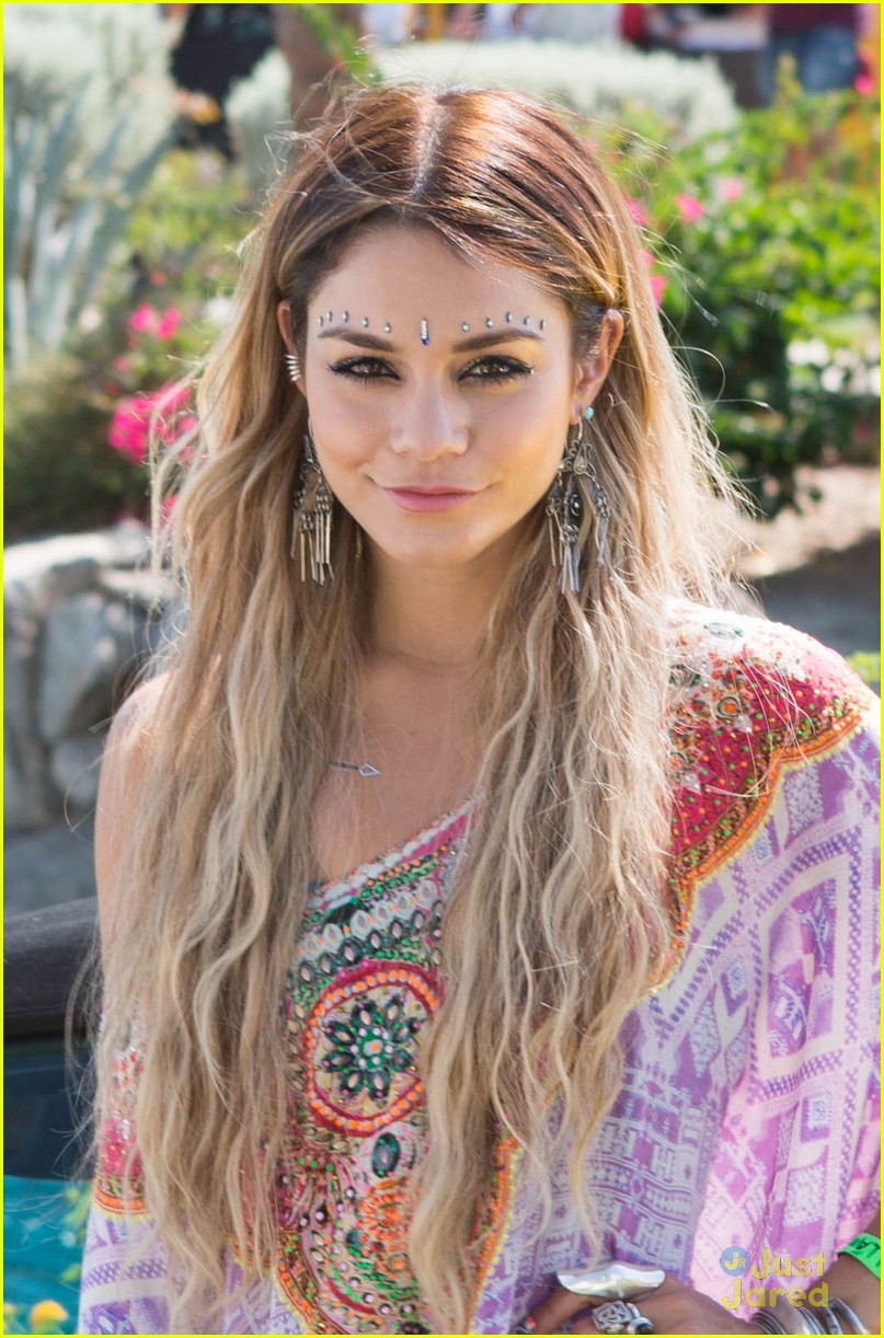 Vanessa-Hudgens-McDonalds-Stingray-Desert-Pool-Party-2