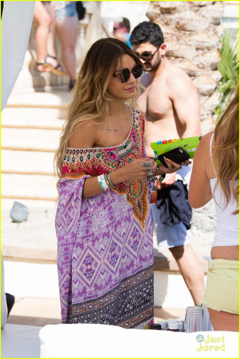 Vanessa-Hudgens-McDonalds-Stingray-Desert-Pool-Party-3