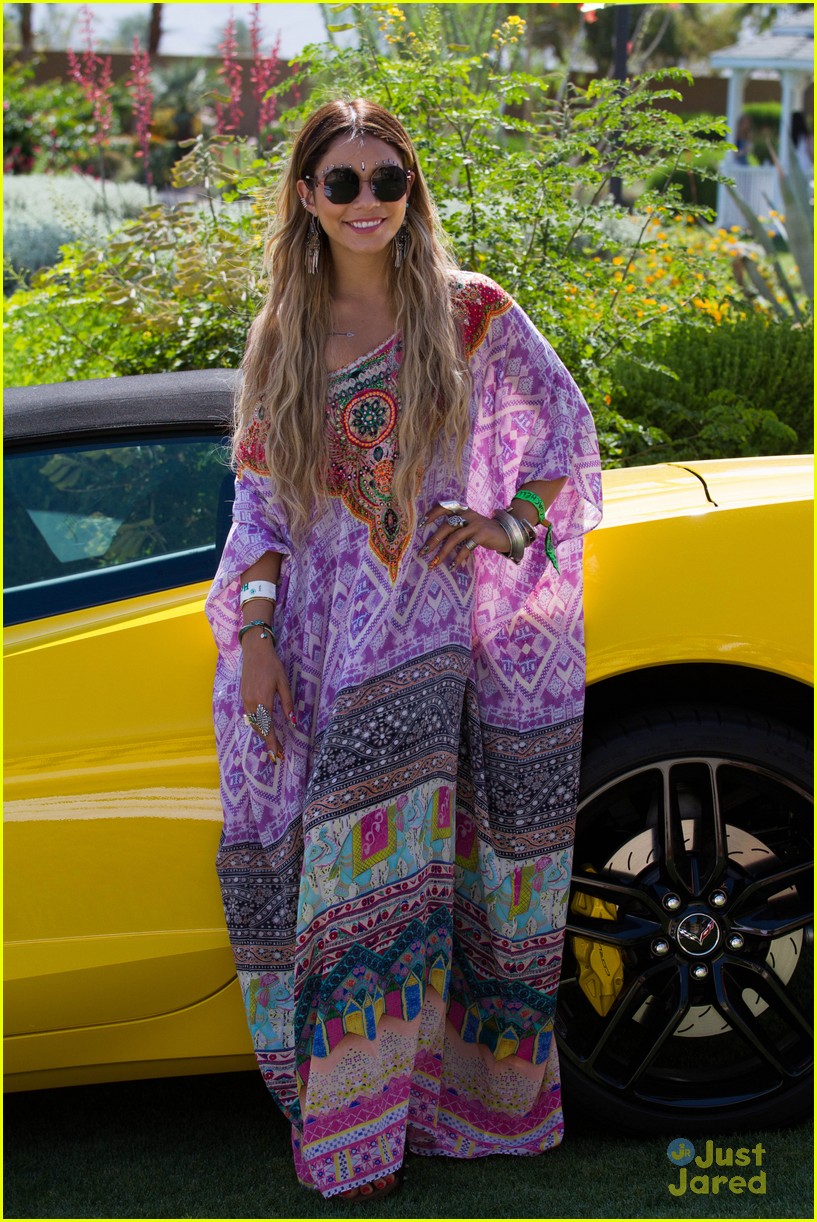 Vanessa-Hudgens-McDonalds-Stingray-Desert-Pool-Party-9