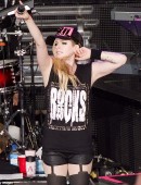 Avril-Lavigne-Live-at-Mountain-View-California-1