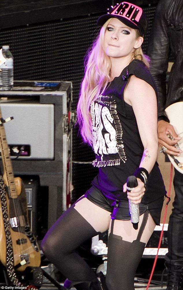 Avril-Lavigne-Live-at-Mountain-View-California-3