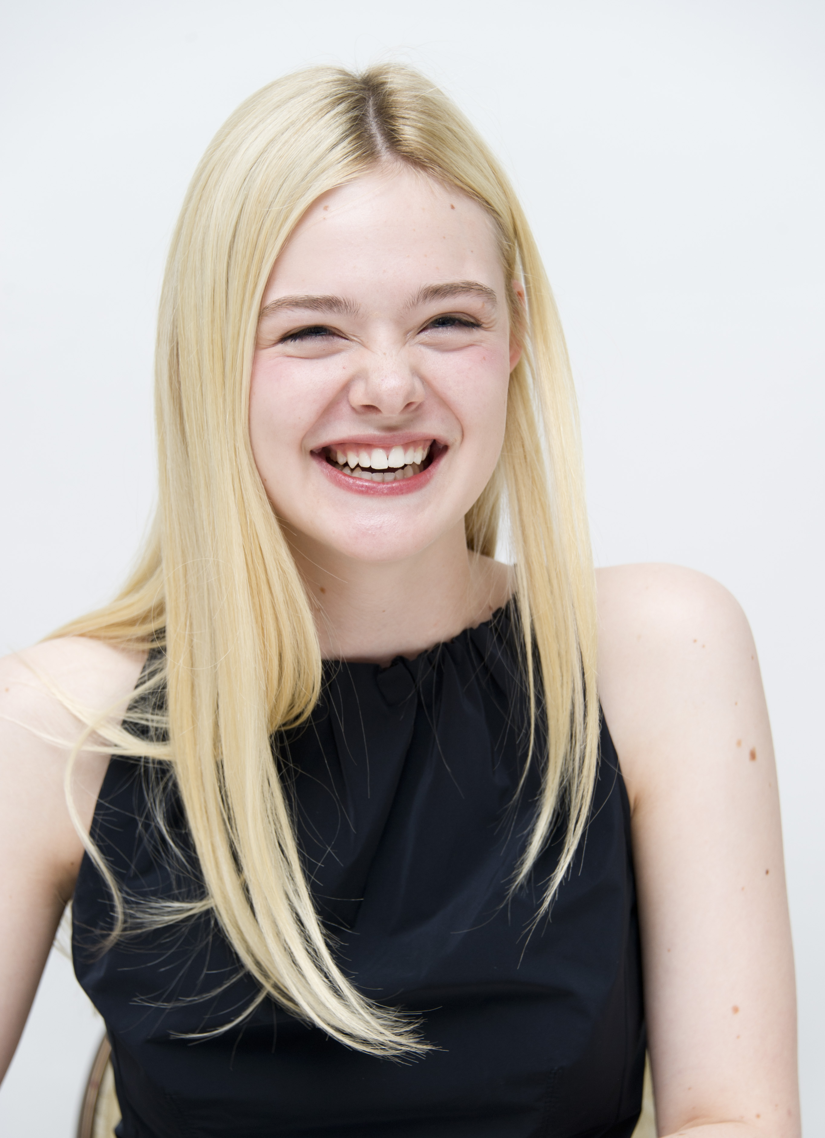 Elle-Fanning-Maleficent-Portraits-2014-8