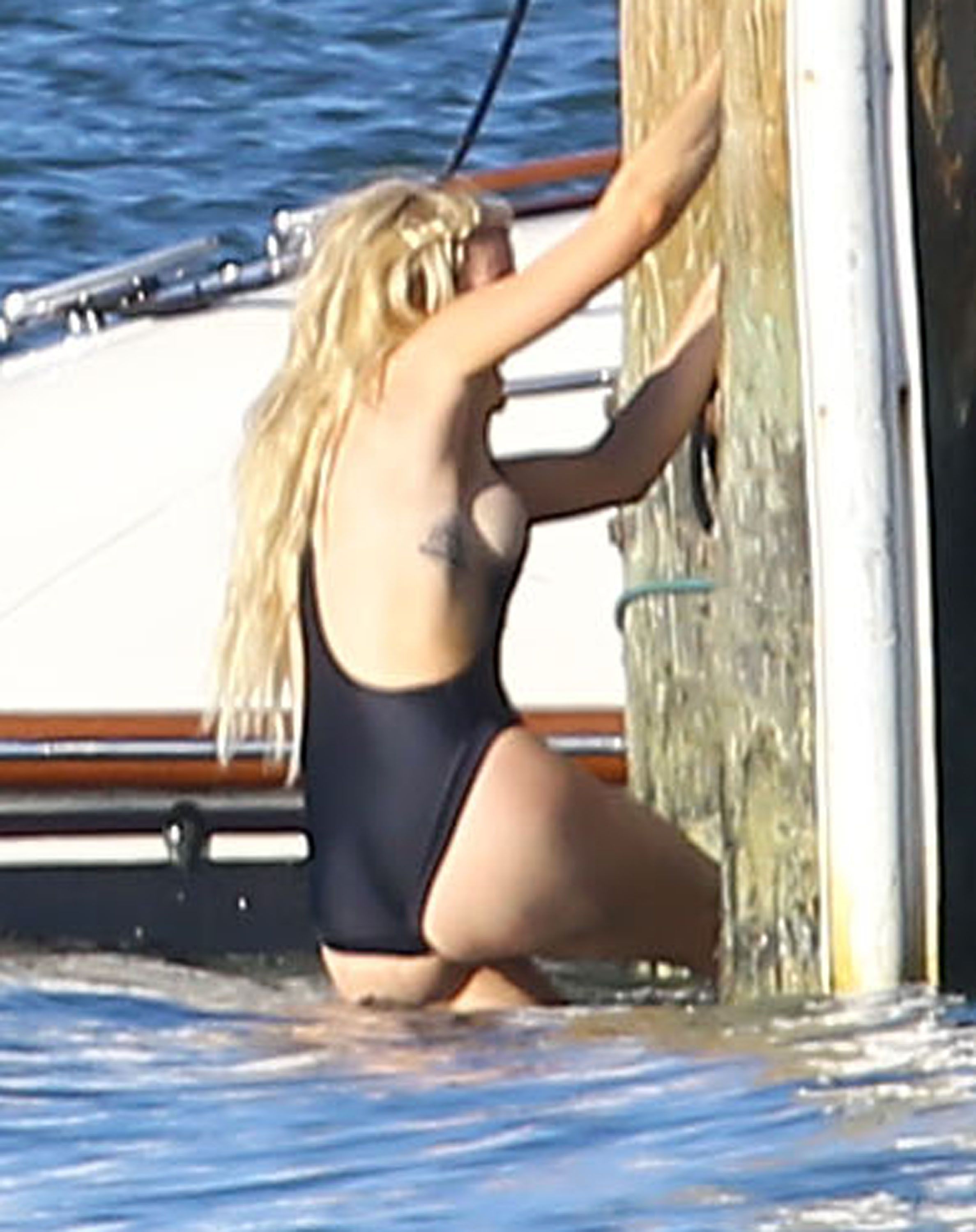 Ellie-Goulding-in-Swimsuit-4