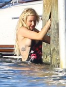 Ellie-Goulding-in-Swimsuit-6