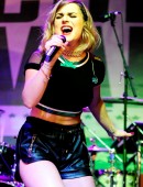 Joanna-Levesque-Performing-at-the-Broccoli-City-Festival-2