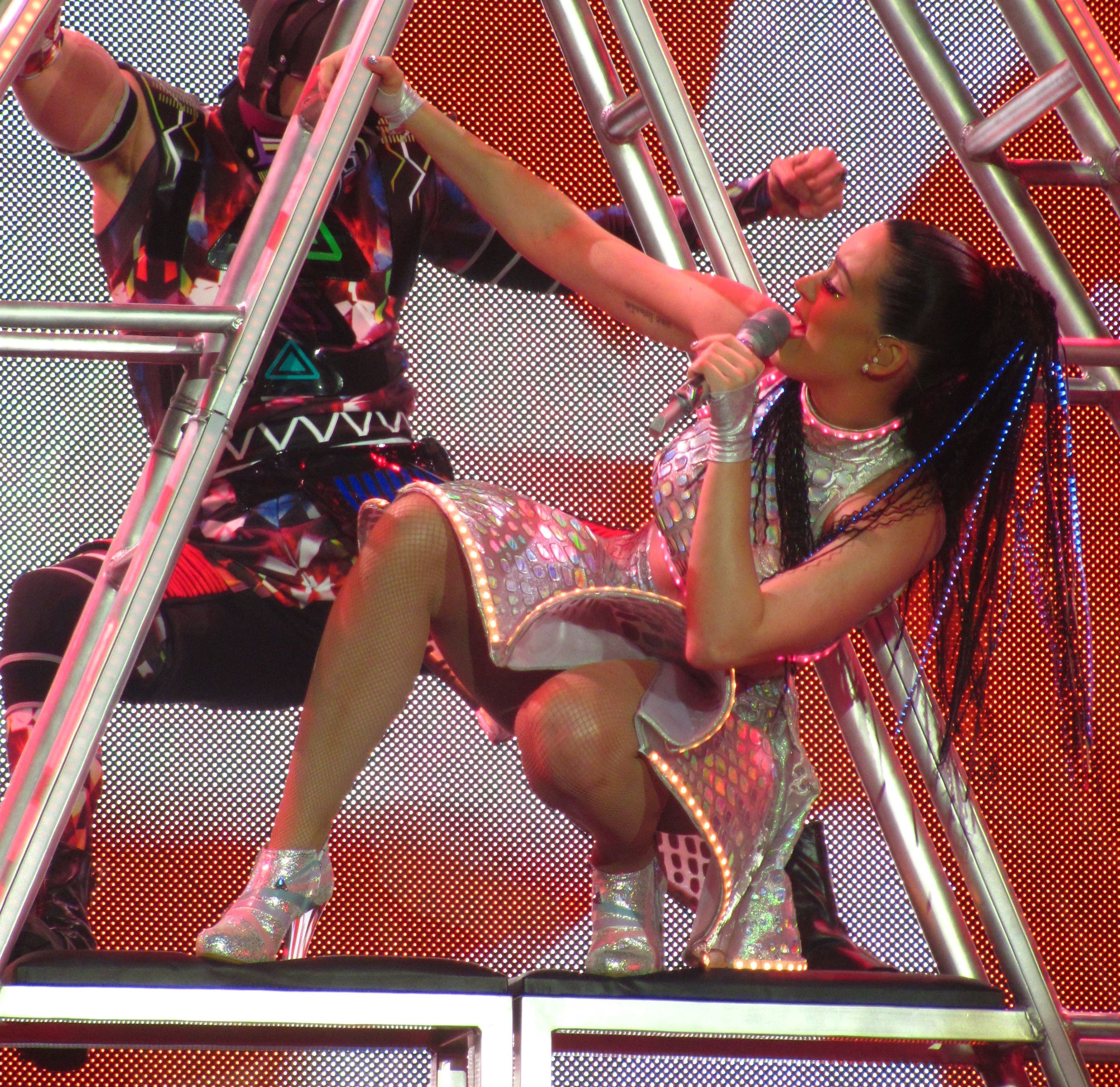Katy-Perry-at-Prismatic-World-Tour-in-Belfast-15