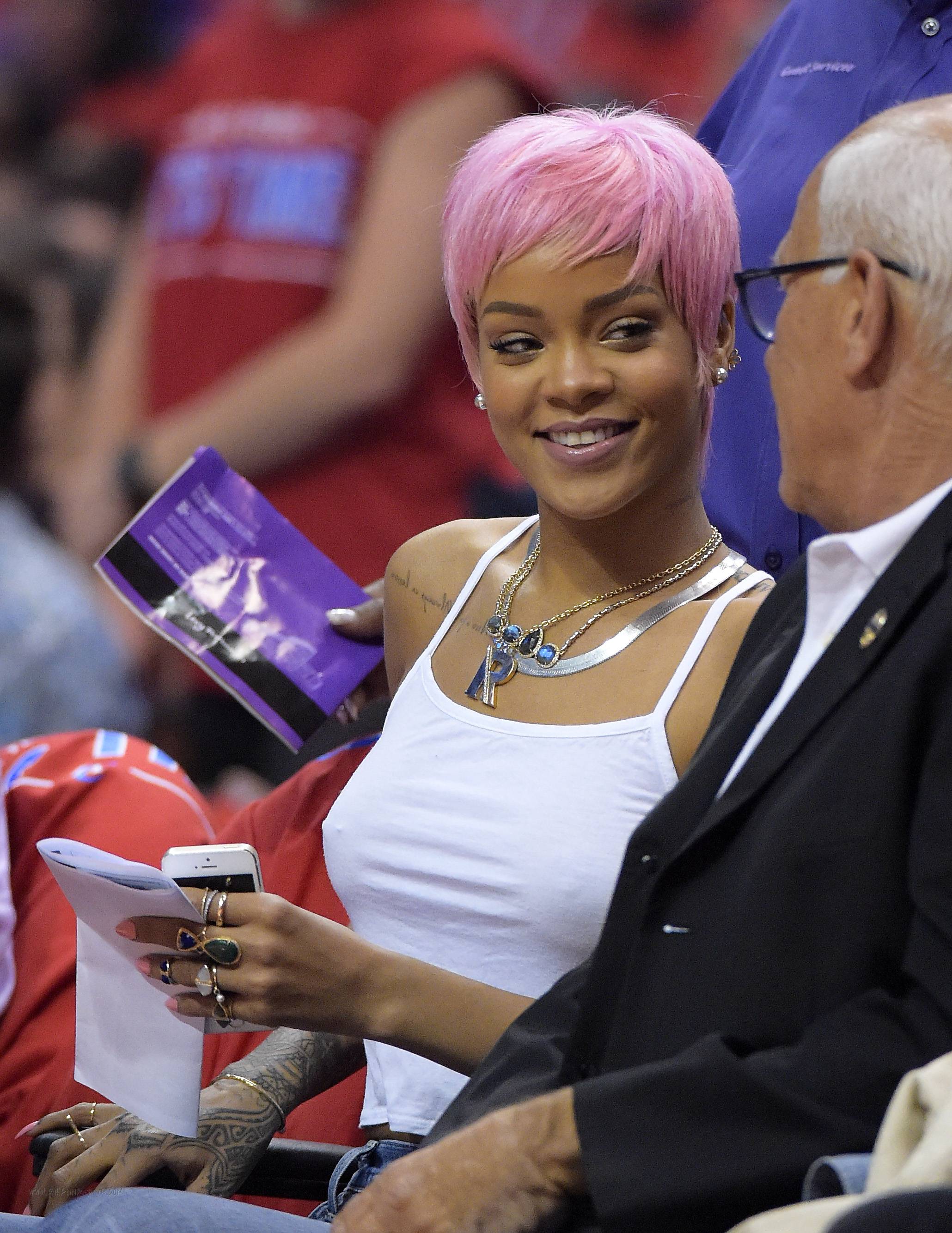 Rihanna-404