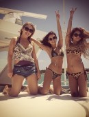 Vanessa-Hudgens-and-Ashley-Tisdale-12