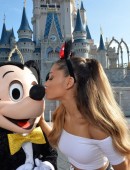 Ariana-Grande-Disneyworld-Florida-4