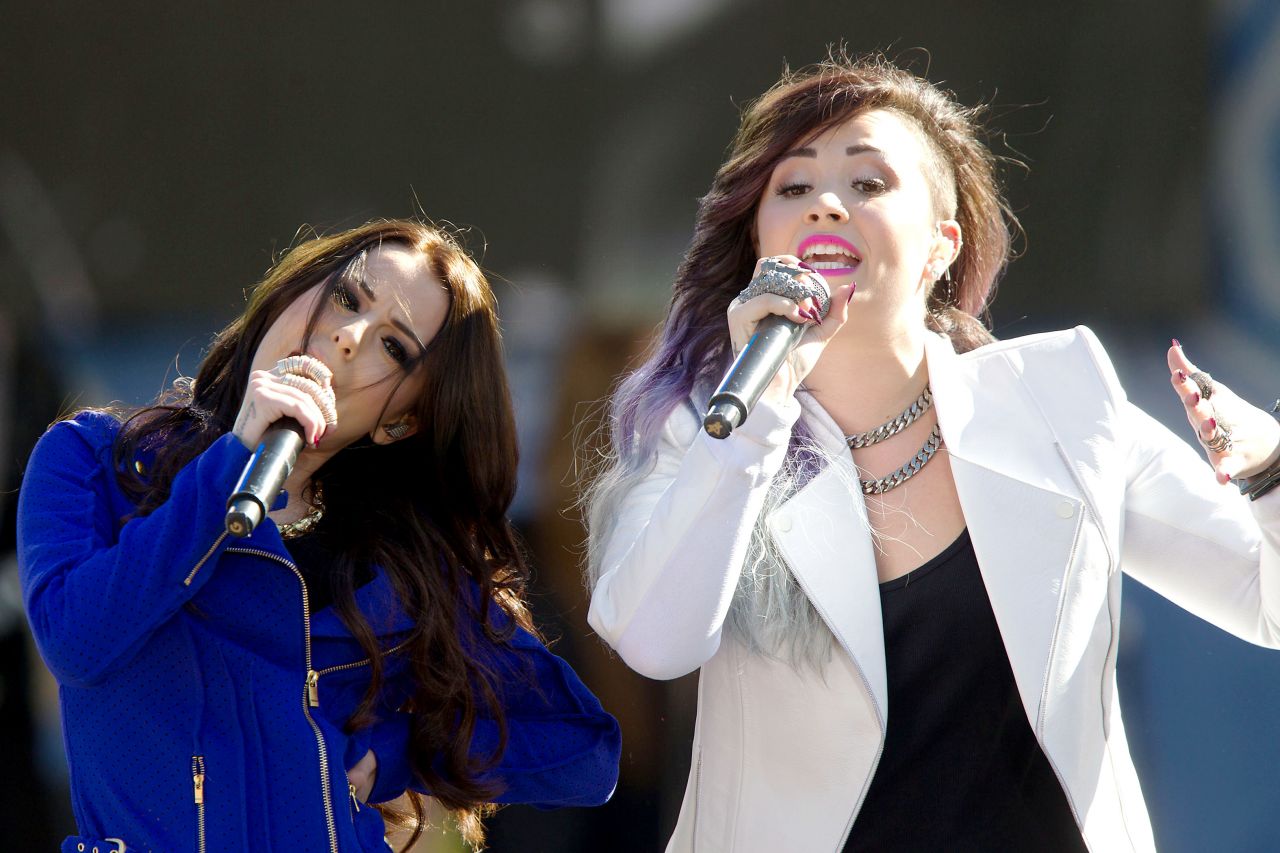 Demi-Lovato-and-Cher-Lloyd-10