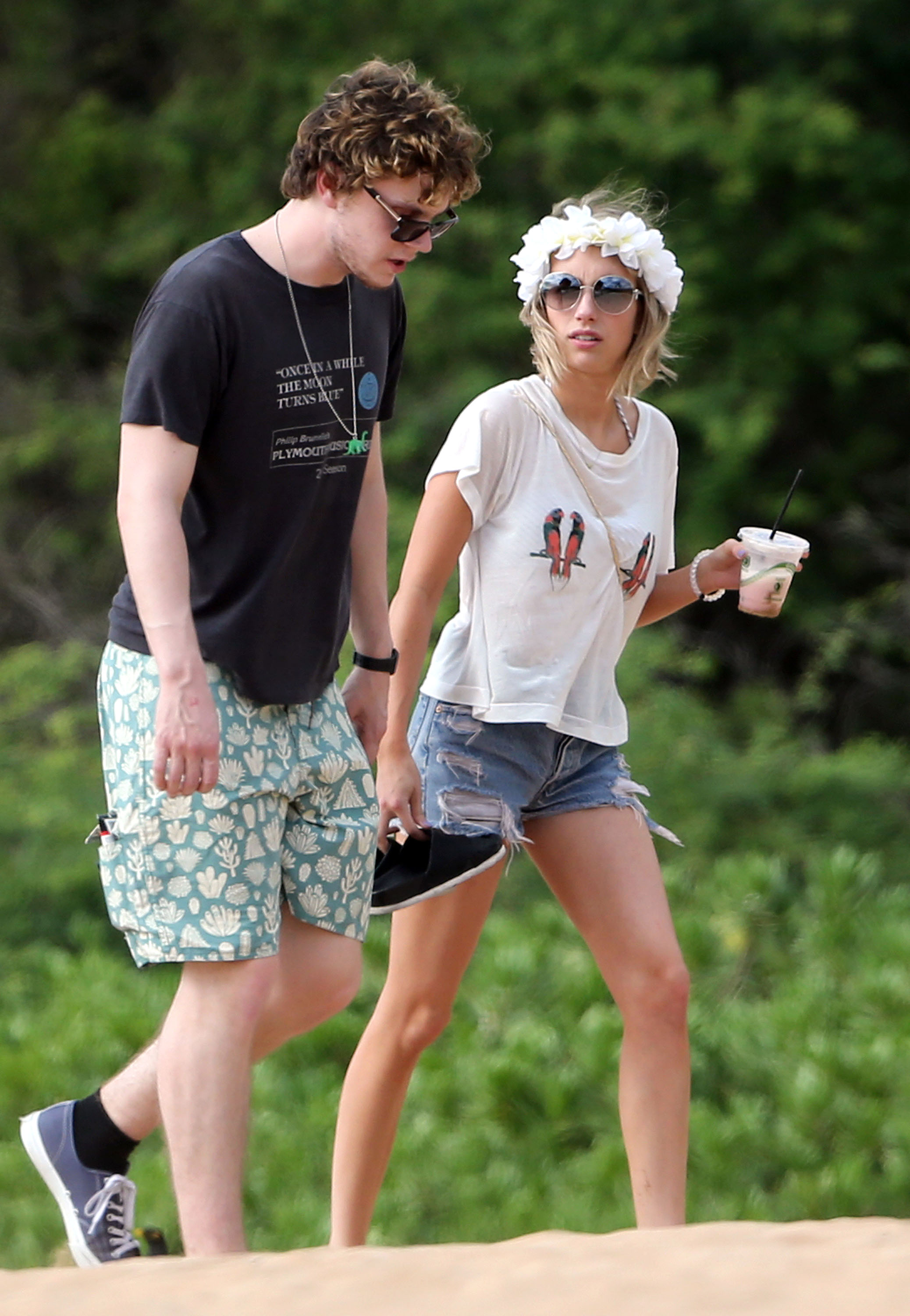 Emma-Roberts-Bikini-Maui-10