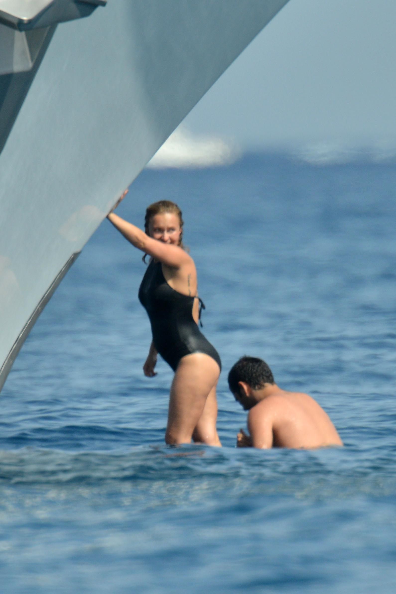 Hayden-Panettiere-in-Swimsuit-8