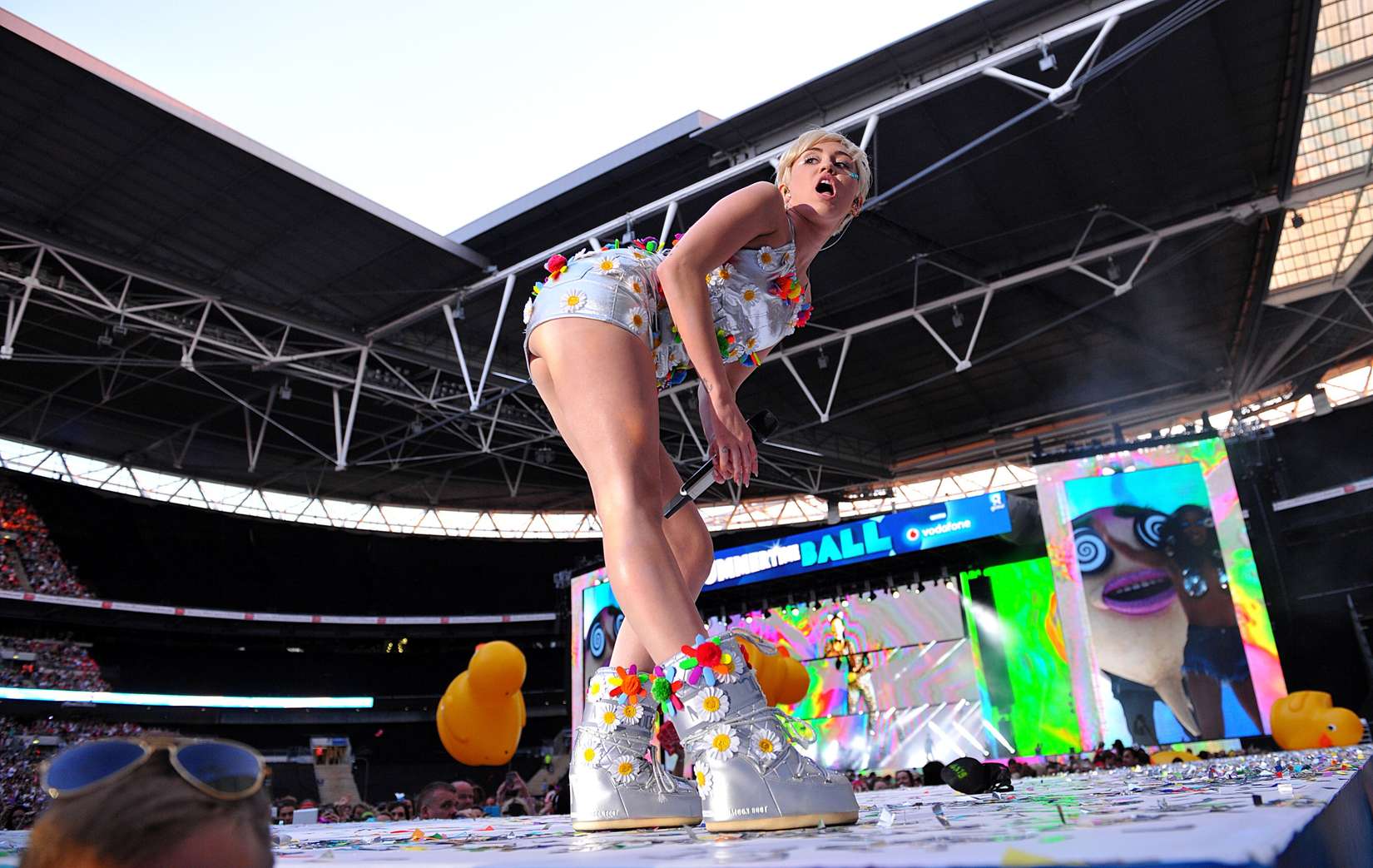 Miley-Cyrus-at-Capital-Summertime-Ball-in-London-2