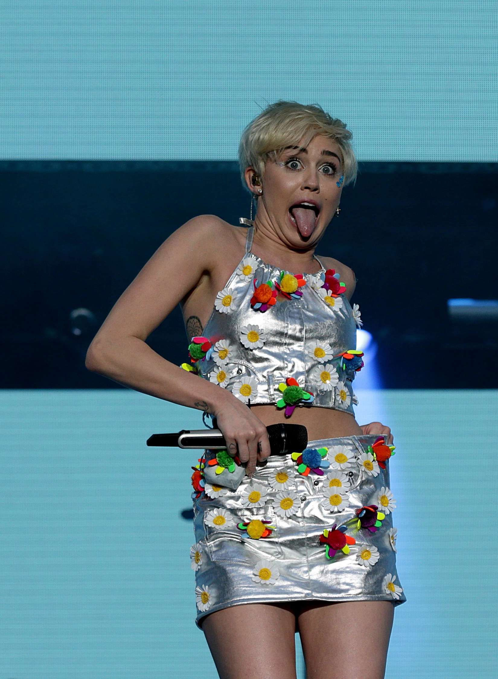 Miley-Cyrus-at-Capital-Summertime-Ball-in-London-4