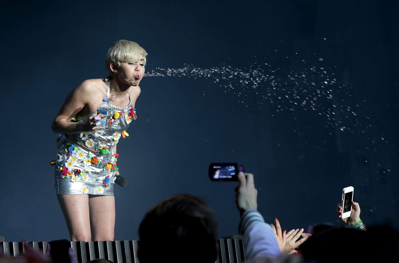 Miley-Cyrus-at-Capital-Summertime-Ball-in-London-6