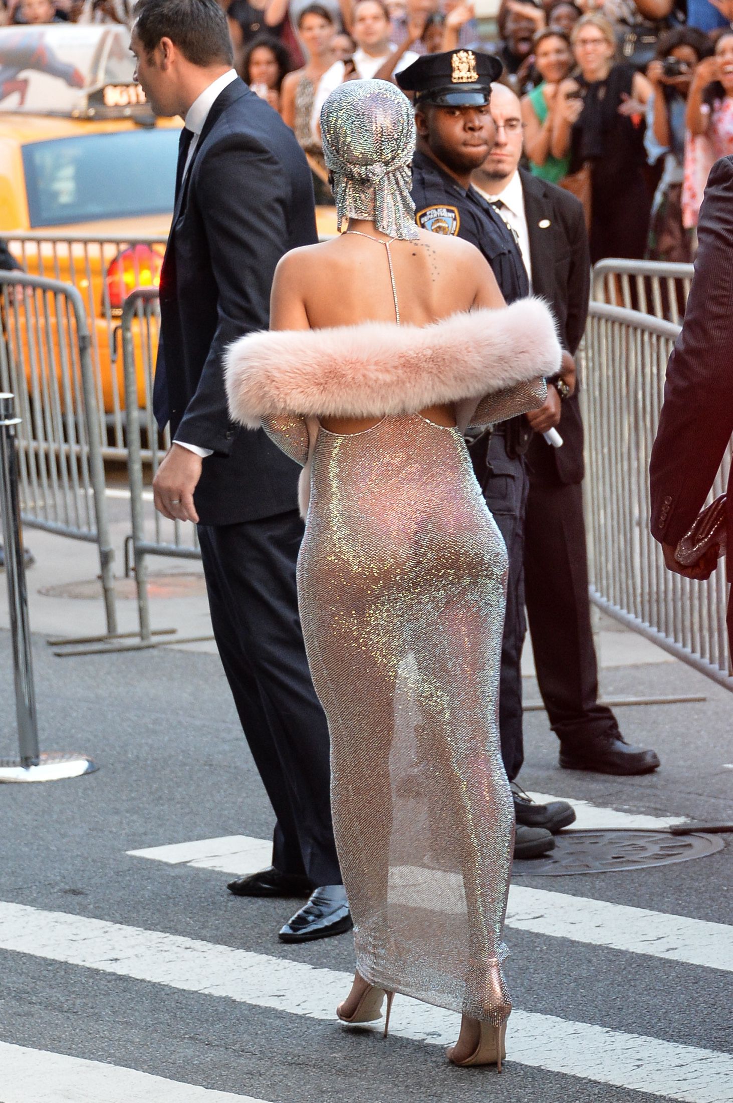Rihanna-at-2014-CFDA-Fashion-Awards-NY-18