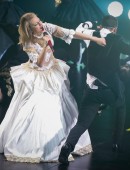 Taylor-Swift-Performing-in-Shanghai-May-2014-4