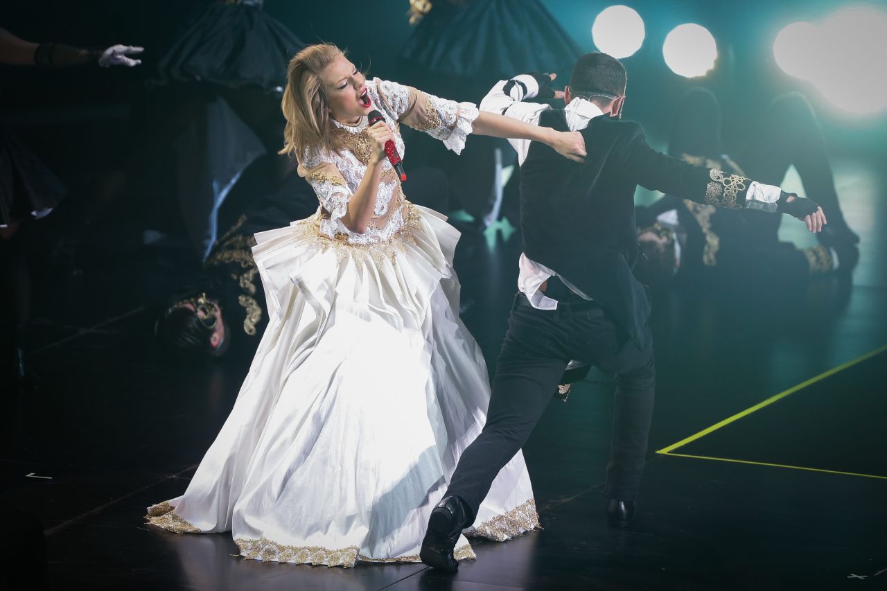 Taylor-Swift-Performing-in-Shanghai-May-2014-4