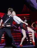 Taylor-Swift-Performing-in-Shanghai-May-2014-9