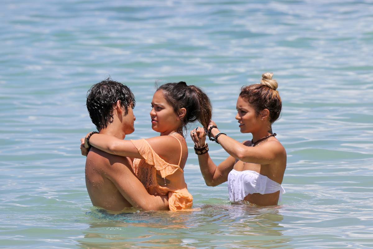 Vanessa-Hudgens-in-Bikini-10