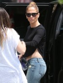 Jennifer-Lopez-Booty-in-Jeans-6