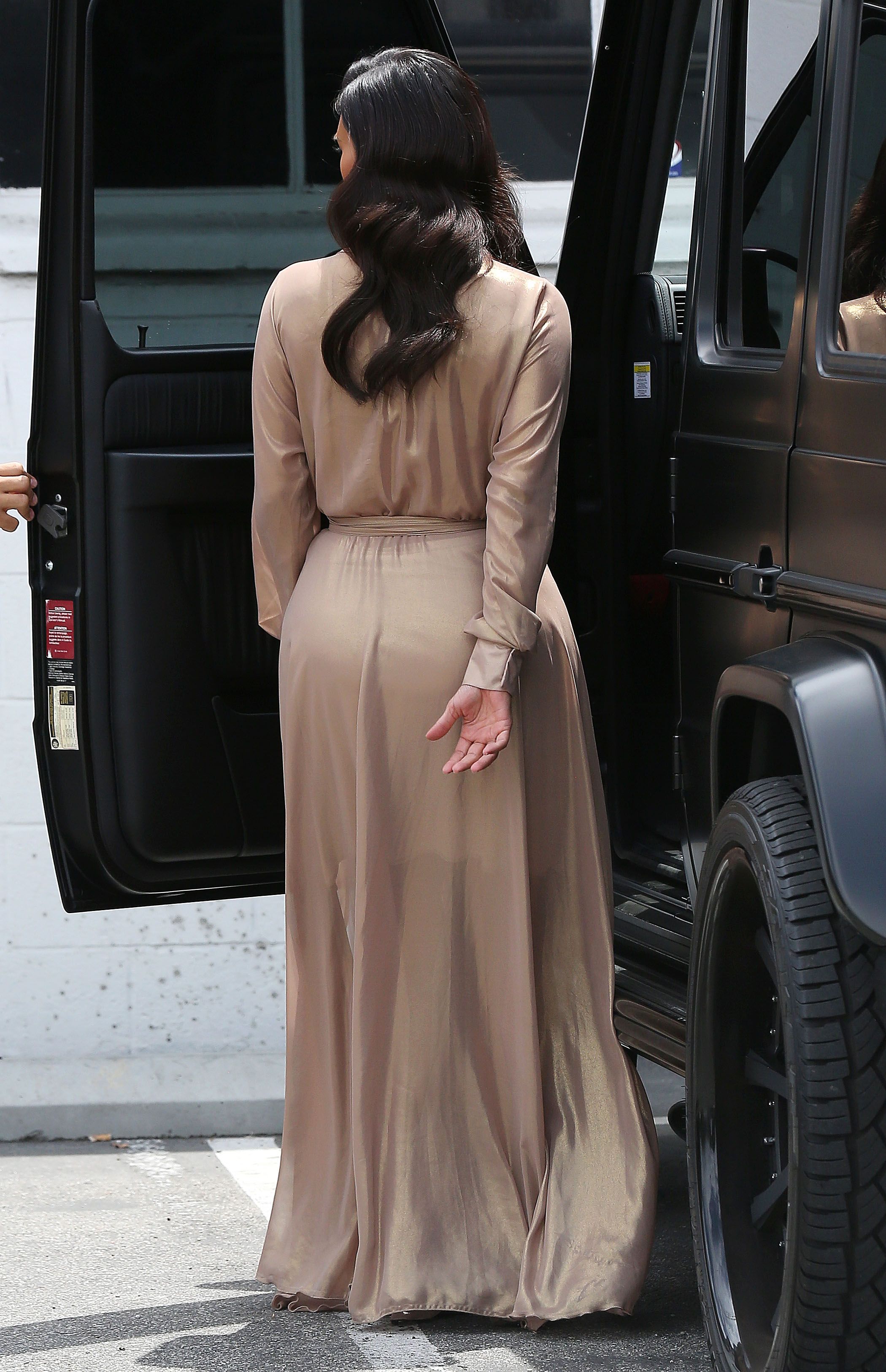 Kim-Kardashian-Upskirt-6