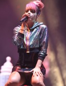 Lily-Allen-Upskirt-2